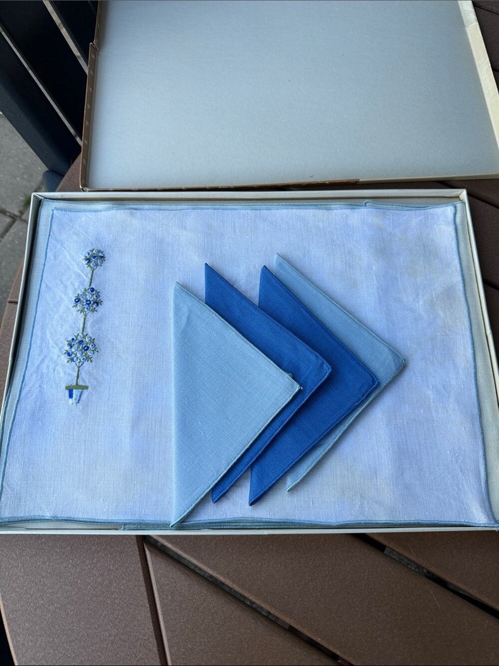 Vintage Victory Place Mat Set: 4 Place Mats & 4 Napkins